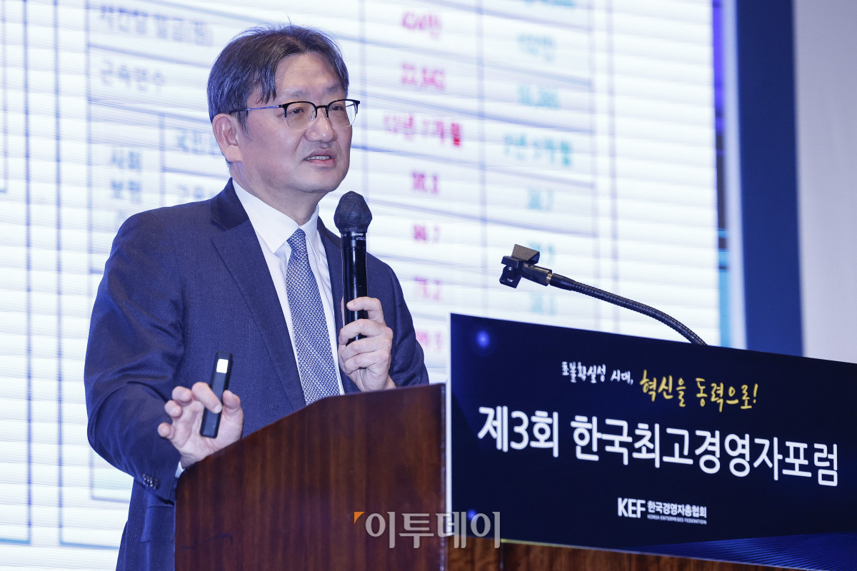 ▲권기섭 경제사회노동위원회 위원장이 7일 서울 중구 웨스틴조선 서울에서 열린 제3회 한국최고경영자포럼에서 '주요 노동이슈와 사회적 대화'를 주제로 발표하고 있다. 조현호 기자 hyunho@