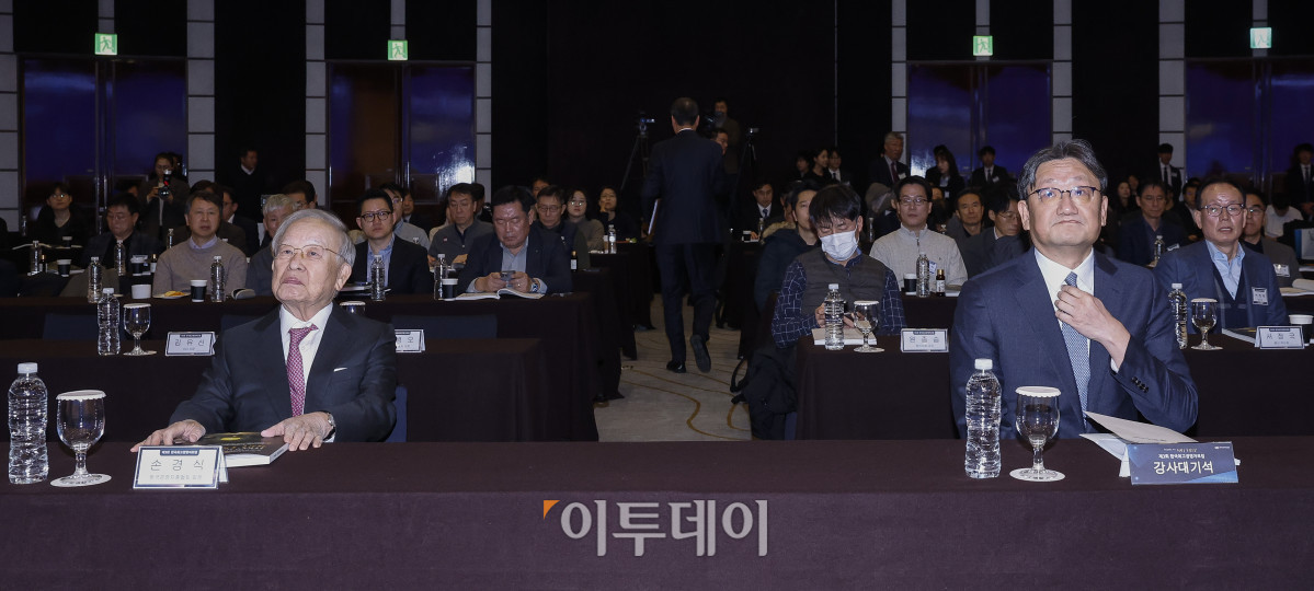 ▲손경식(왼쪽) 한국경영자총협회장과 권기섭 경제사회노동위원회 위원장이 7일 서울 중구 웨스틴조선 서울에서 열린 제3회 한국최고경영자포럼에 자리해 있다. 조현호 기자 hyunho@