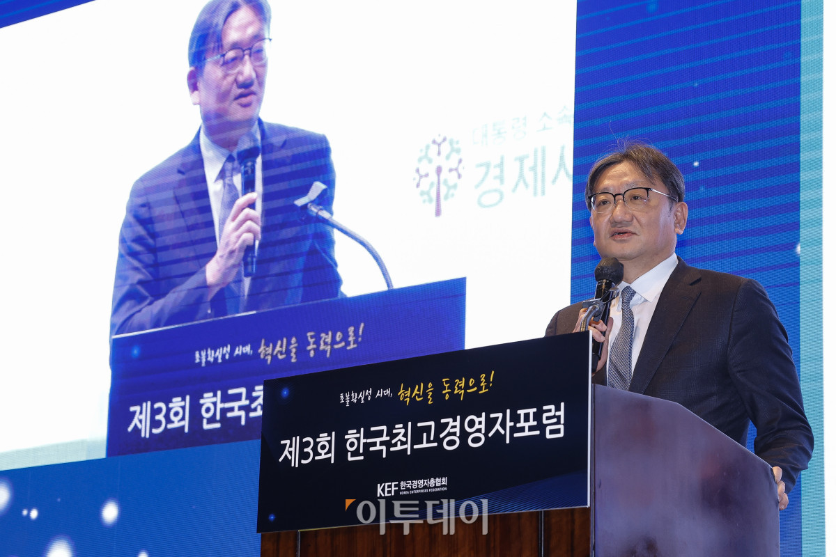 ▲권기섭 경제사회노동위원회 위원장이 7일 서울 중구 웨스틴조선 서울에서 열린 제3회 한국최고경영자포럼에서 '주요 노동이슈와 사회적 대화'를 주제로 발표하고 있다. 조현호 기자 hyunho@