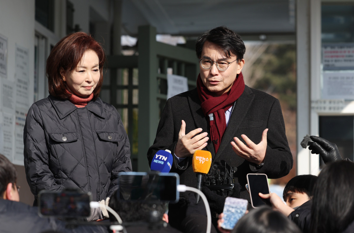 ▲윤석열 대통령 접견을 마친 윤상현 국민의힘 의원이 7일 오전 경기 의왕 서울구치소 앞에서 취재진의 질문에 답하고 있다. 왼쪽은 김민전 의원. 2025.02.07. (뉴시스)