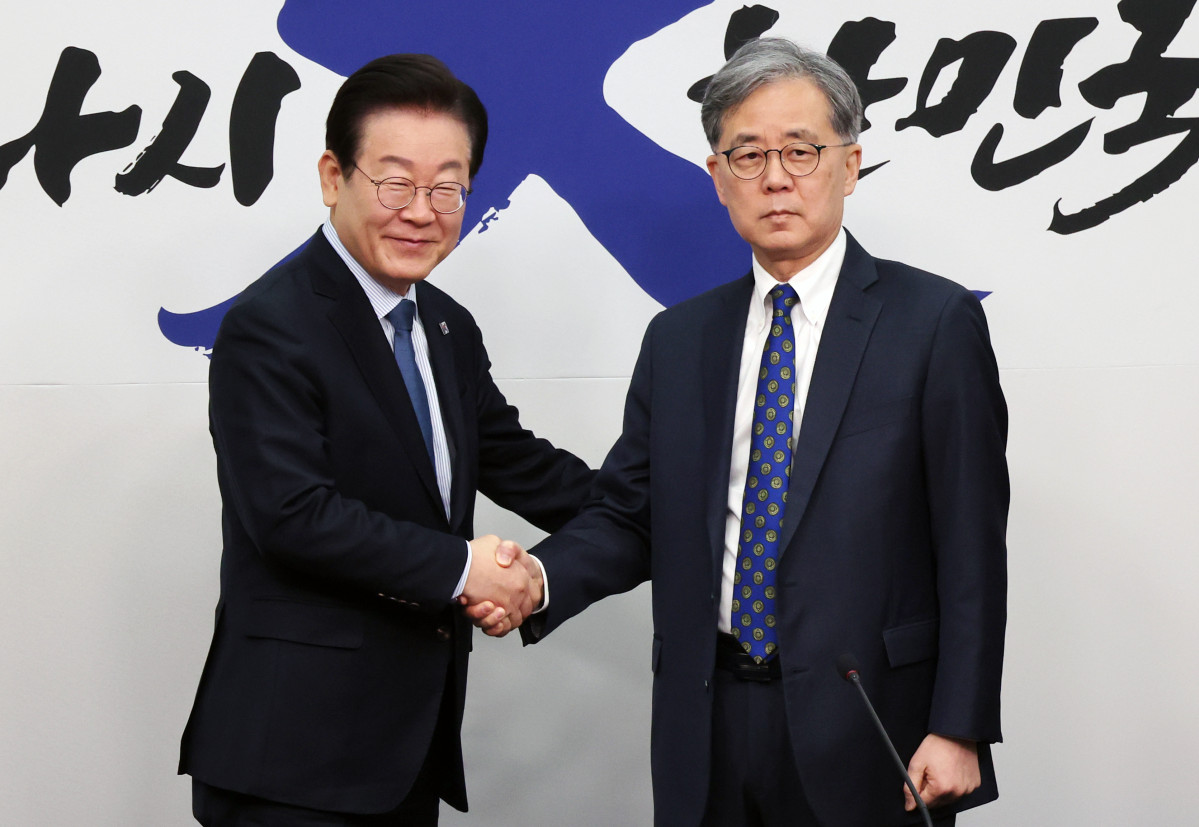 ▲이재명(왼쪽) 더불어민주당 대표가 7일 오전 서울 여의도 국회에서 최고위원회의에 앞서 김현종 전 청와대 국가안보실 2차장에게 외교안보좌관 임명장을 전달한 뒤 기념촬영하고 있다. (뉴시스)