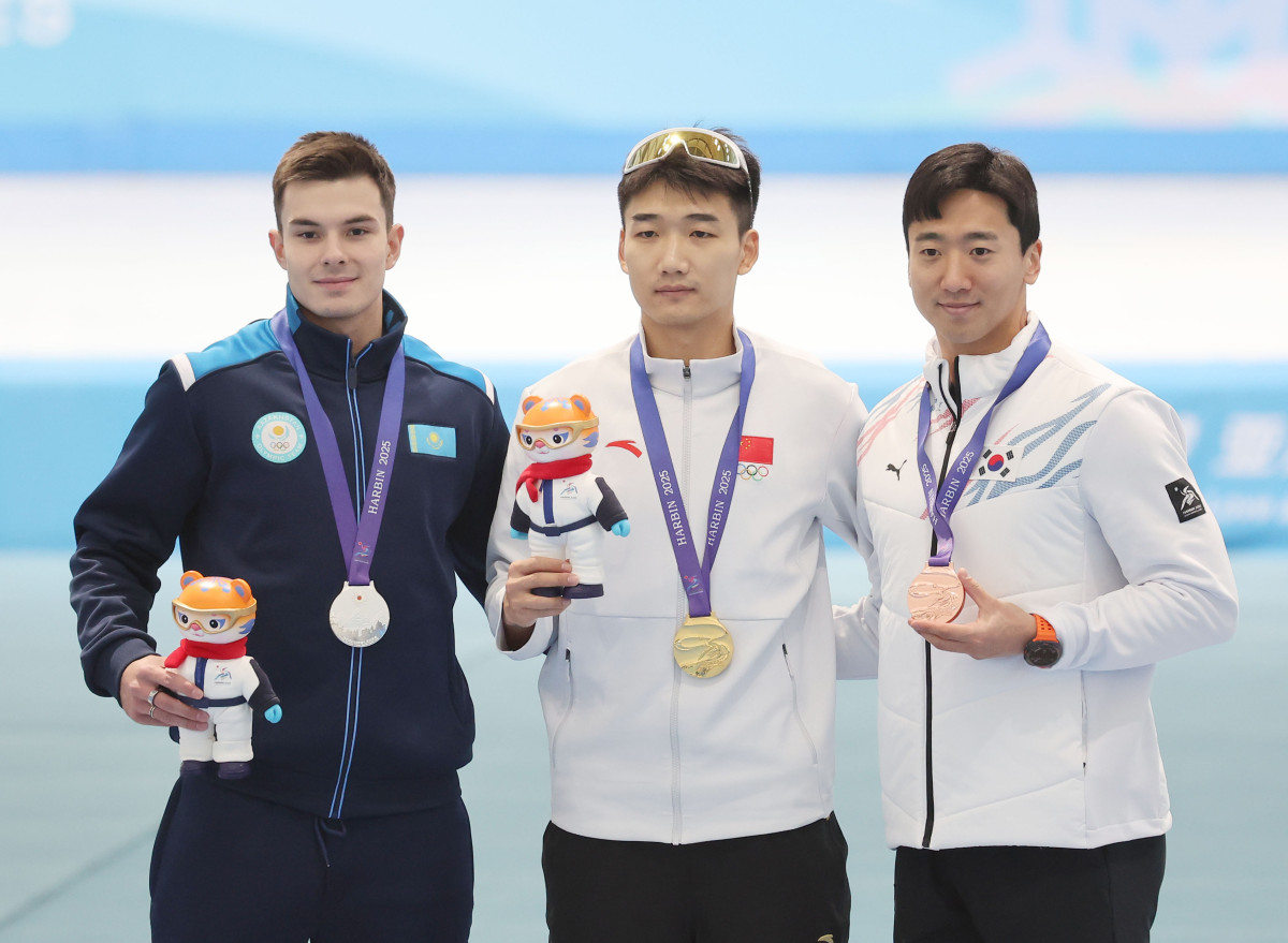 ▲8일 중국 하얼빈 헤이룽장 빙상훈련센터 스피드스케이팅 오벌에서 열린 스피드스케이팅 남자 100ｍ에서 동메달을 획득한 김준호(오른쪽)가 기념촬영하고 있다. (연합뉴스)