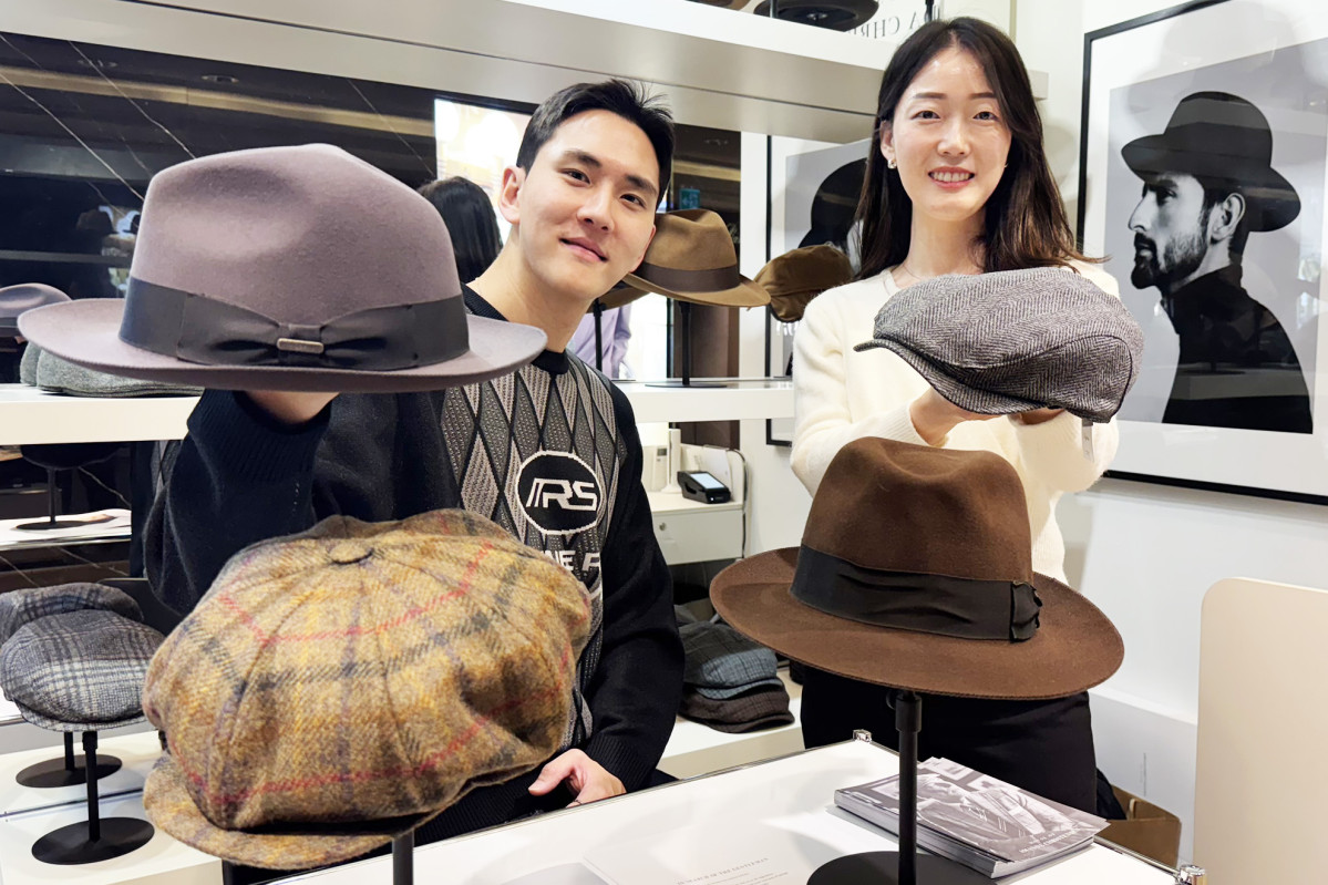 ▲10일 서울 강남구 압구정동 갤러리아백화점 명품관에서 모델이 ‘하우스 오브 아만다 크리스텐센’ 제품을 소개하고 있다. (사진제공=한화갤러리아)