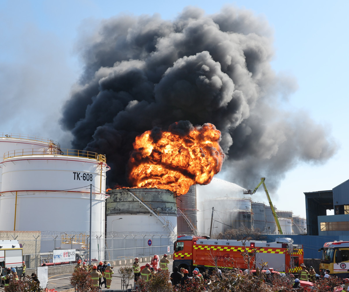▲10일 오전 울산시 온산읍 처용리 유나이티드터미널코리아에서 유류 저장탱크가 폭발해 화염과 검은 연기가 치솟는 가운데 소방당국이 진화 작업을 벌이고 있다. (연합뉴스)