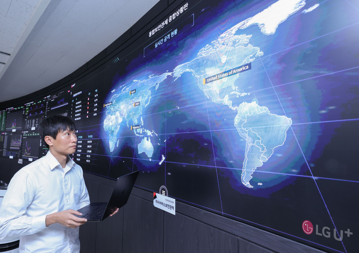 ▲사진은 LG유플러스 임직원이 고객피해방지 분석시스템을 활용해 사이버위협에 대해 관제하고 있는 모습. (사진제공=LG유플러스)