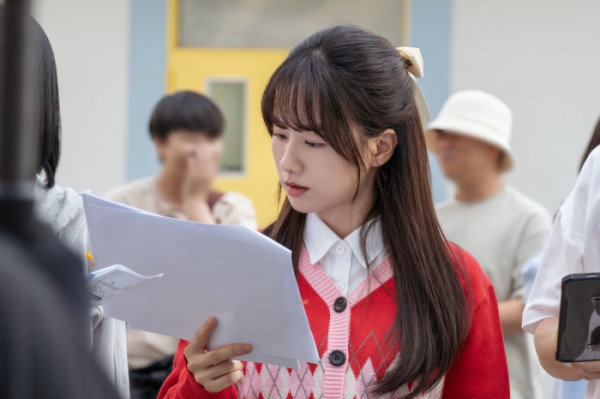 ▲'스터디그룹' 윤상정 비하인드(사진제공=엔에스이엔엠)