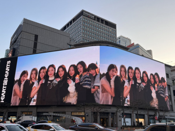 ▲하츠투하츠 'The Chase' 뮤직비디오 신세계스퀘어 상영(사진제공=SM엔터테인먼트)