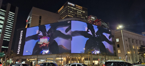 ▲하츠투하츠 'The Chase' 뮤직비디오 신세계스퀘어 상영(사진제공=SM엔터테인먼트)