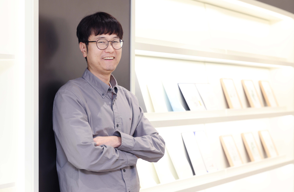 ▲정성민 아모레퍼시픽연구소 뷰티테크담당 연구원이 4일 경기 용인시 아모레퍼시픽 R&I센터에서 이투데이와 인터뷰에 앞서 포즈를 취하고 있다. 신태현 기자 holjjak@ (사진=신태현 기자 holjjak@)