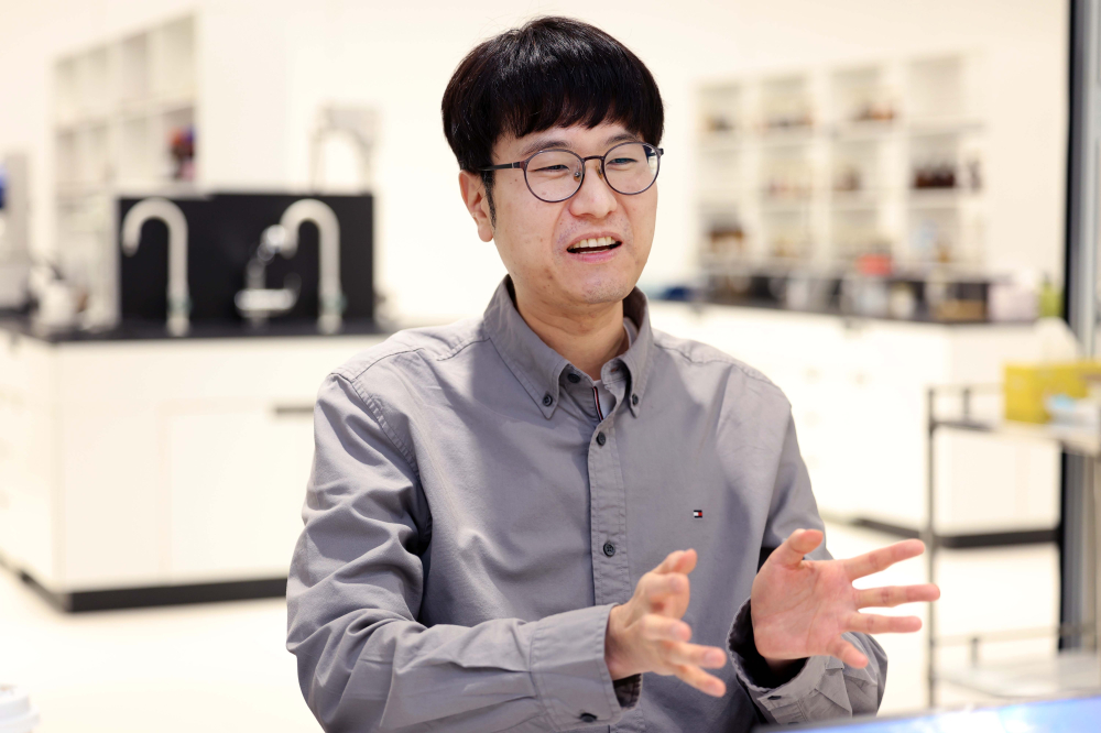 ▲정성민 아모레퍼시픽연구소 뷰티테크담당 연구원이 4일 경기 용인시 아모레퍼시픽 R&I센터에서 이투데이와 인터뷰를 하고 있다. (사진=신태현 기자 holjjak@)