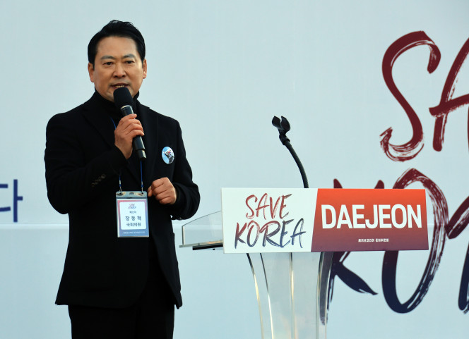 ▲지난달 22일 대전 서구 대전시청 앞 보라매공원에서 세이브코리아 국가비상기도회가 열린 가운데 장동혁 국민의힘 의원이 참가자들을 향해 발언하고 있다. 2025.2.22. (연합뉴스)