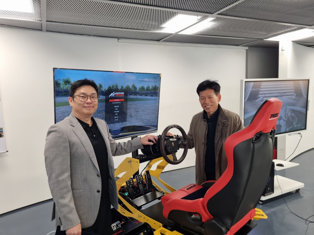 ▲김재훈 에이코어 대표(왼쪽)와 김용목 트위닉스 대표(오른쪽)가 기념 촬영하고 있다. (에이코어 제공)