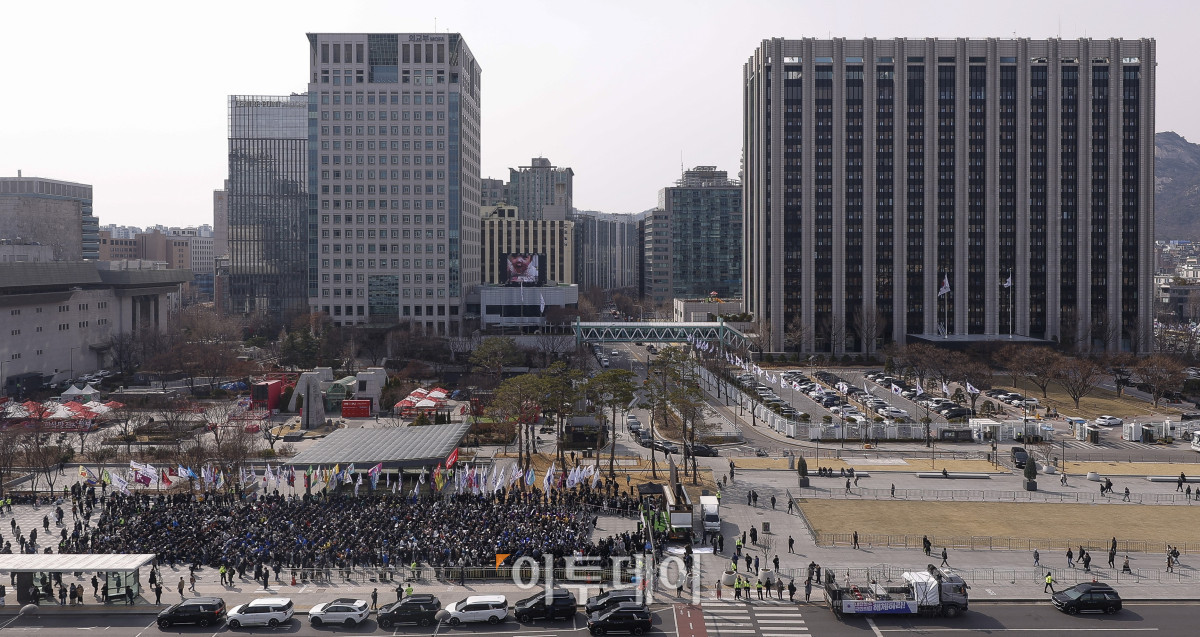 ▲17일 서울 종로구 광화문광장에서 윤석열 즉각 파면 촉구 각계 긴급시국선언이 열리고 있다. 조현호 기자 hyunho@