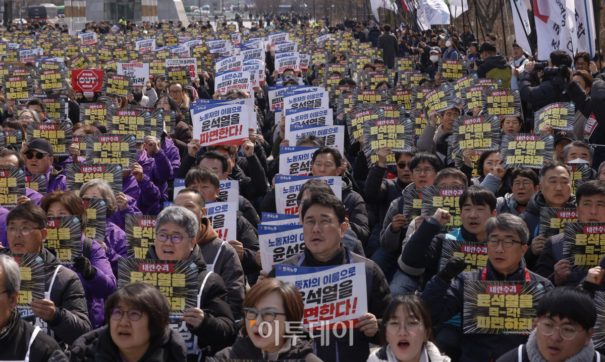 ▲윤석열즉각퇴진·사회대개혁 비상행동이 17일 서울 종로구 광화문광장에서 열린 윤석열 즉각 파면 촉구 각계 긴급시국선언에서 구호를 외치고 있다. 조현호 기자 hyunho@