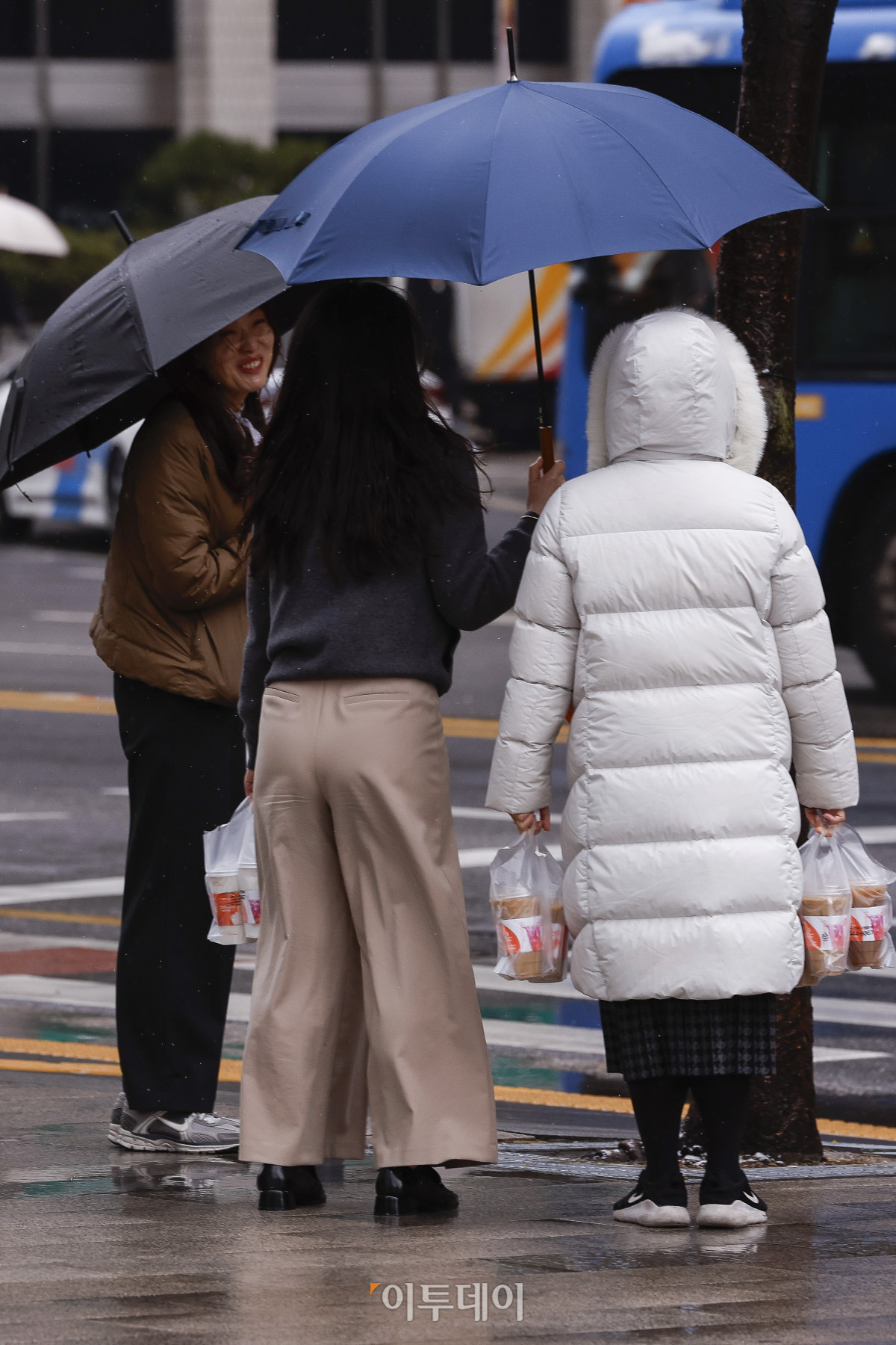 ▲서울을 포함한 전국 곳곳에 대설특보가 내려지는 등 영하권 추위를 보인 18일 서울 영등포구 여의도역 일대에서 두꺼운 외투를 입은 시민들이 출근길 발걸음을 재촉하고 있다. 3월 중순에 서울에 대설특보가 발효된 것은 기상특보 통계를 집계하기 시작한 1999년 이후 가장 늦은 기록이다. 기상청은 내일까지 꽃샘추위가 이어지다가, 모레부터 낮 기온이 크게 오르며 포근한 봄 날씨를 되찾을 것으로 전망했다. 조현호 기자 hyunho@