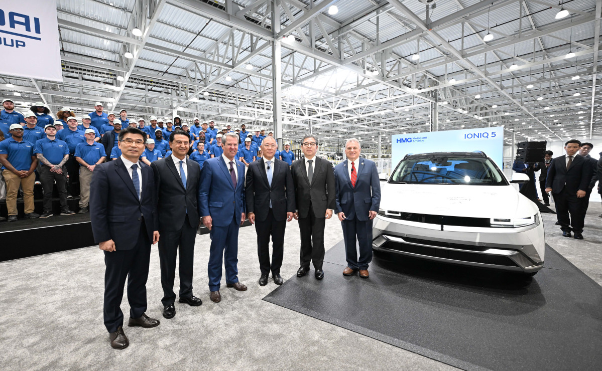 ▲HMGMA에서 생산된 아이오닉 5 차량에 기념 서명을 마치고 기념 촬영을 하고 있는 모습. 사진 왼쪽부터 송호성 기아 대표이사 사장, 호세 무뇨스(José Muñoz) 현대차 대표이사 사장, 브라이언 켐프(Brian P. Kemp) 조지아 주지사, 정의선 현대차그룹 회장, 장재훈 현대차그룹 부회장, 버디 카터(Buddy Carter) 연방 하원의원 (사진=현대차그룹)