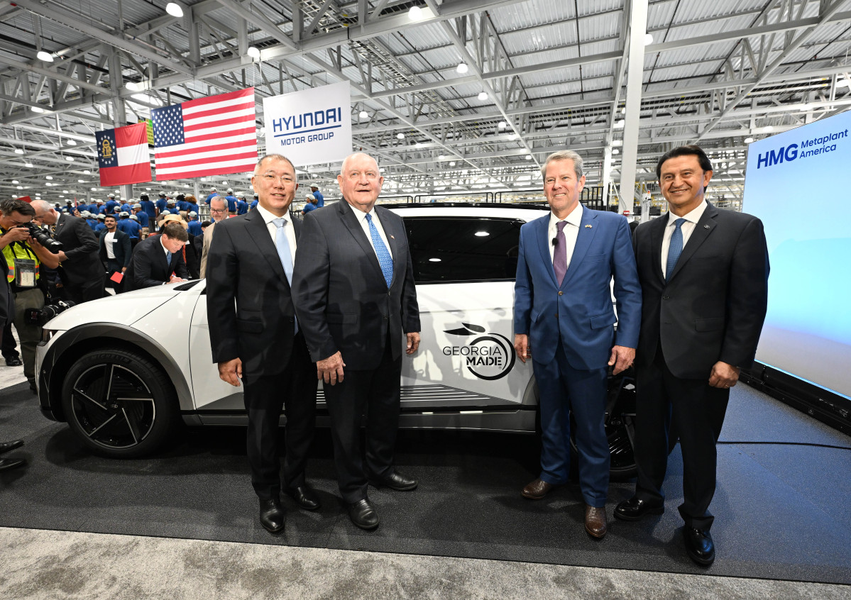 ▲HMGMA에서 생산된 아이오닉 5 앞에서 기념 촬영을 하고 있는 모습. 사진 왼쪽부터 정의선 현대차그룹 회장, 소니 퍼듀(Sonny Perdue) 전 조지아 주지사, 브라이언 켐프(Brian P. Kemp) 조지아 주지사, 호세 무뇨스(José Muñoz) 현대차 대표이사 사장 (사진=현대차그룹)
