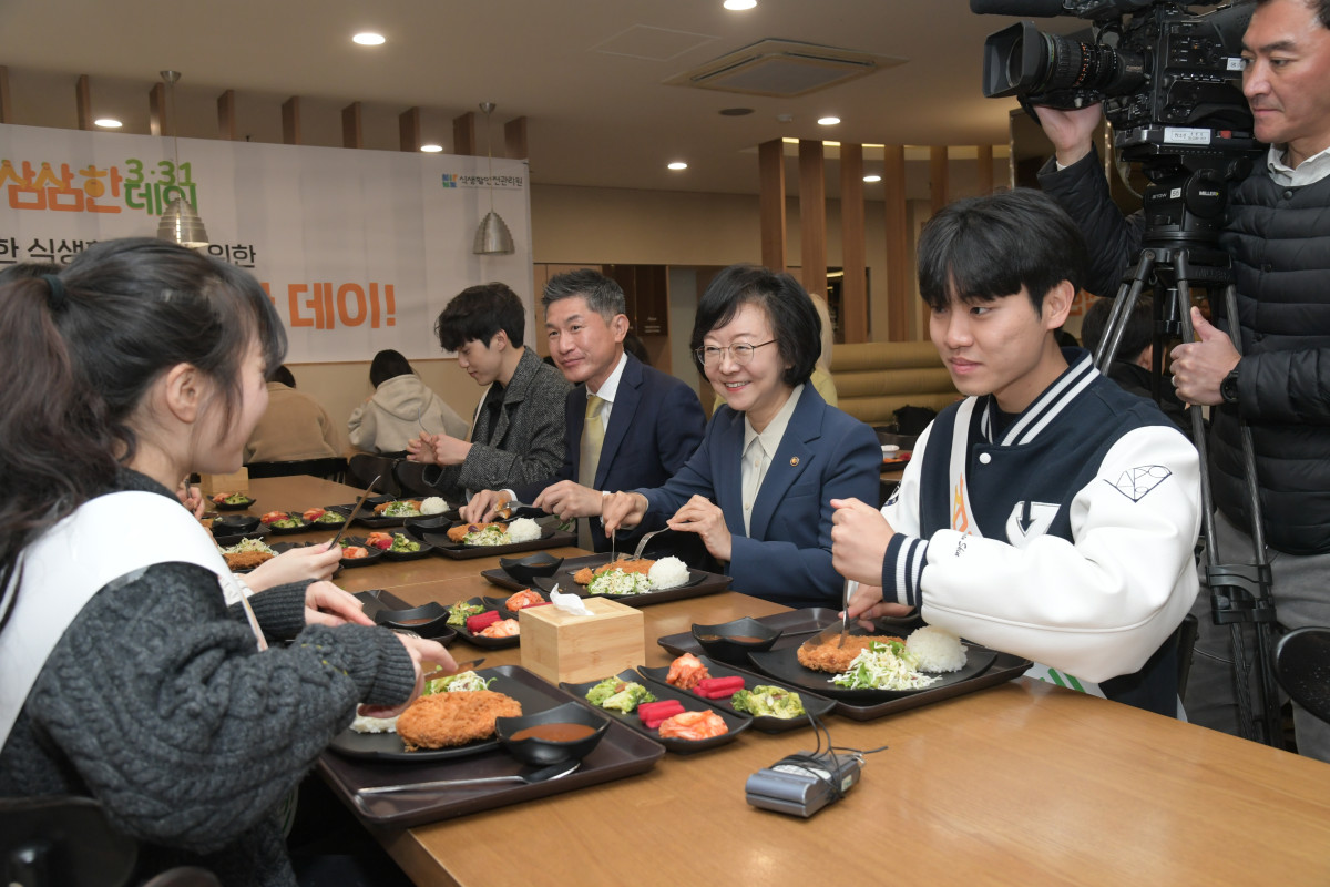 ▲31일 서울 서대문구 연세대학교 학생식당에서 오유경 식품의약품안전처장과 학생들이 나트륨 저감 메뉴를 맛보고 있다. (사진제공=식품의약품안전처)