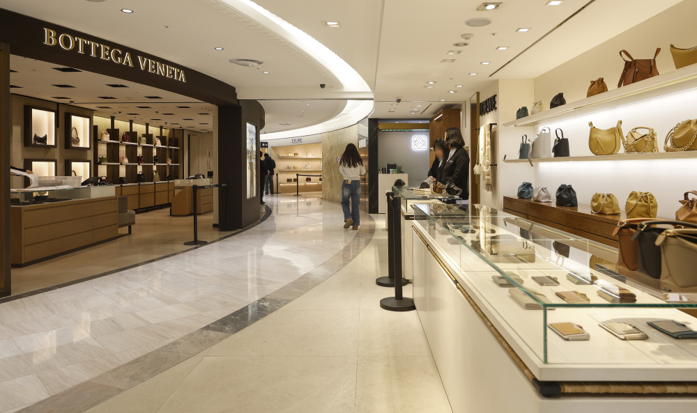 ▲서울 시내 한 면세점에서 관광객들이 쇼핑을 하고 있다. (사진=조현호 기자 hyunho@)