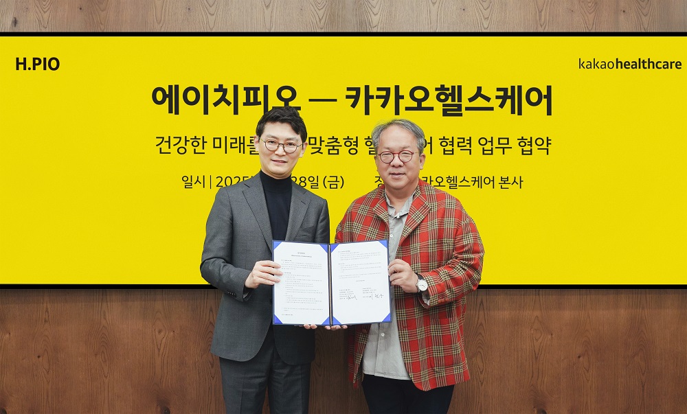 ▲이현용 에이치피오 의장(사진 왼쪽)과 황희 카카오헬스케어 대표이사(사진 오른쪽)가 판교 카카오헬스케어 콘서트홀에서 업무 협약을 맺은 뒤 기념사진을 촬영하고 있다.