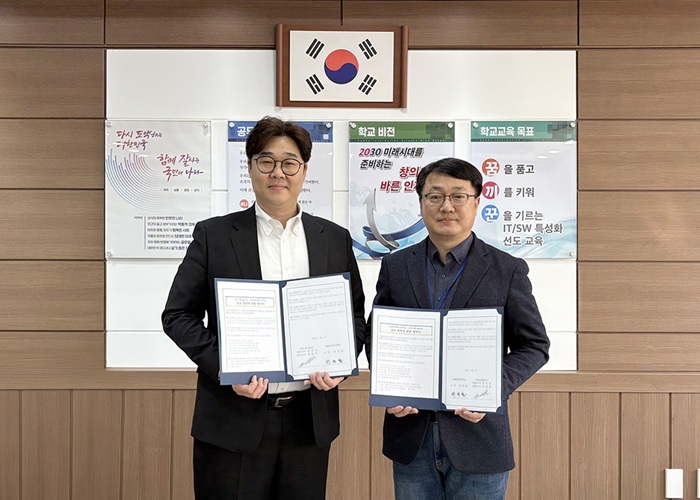▲(왼쪽부터)이정활 직스테크놀로지 부문장, 위경철 수원정보과학고등학교 교장