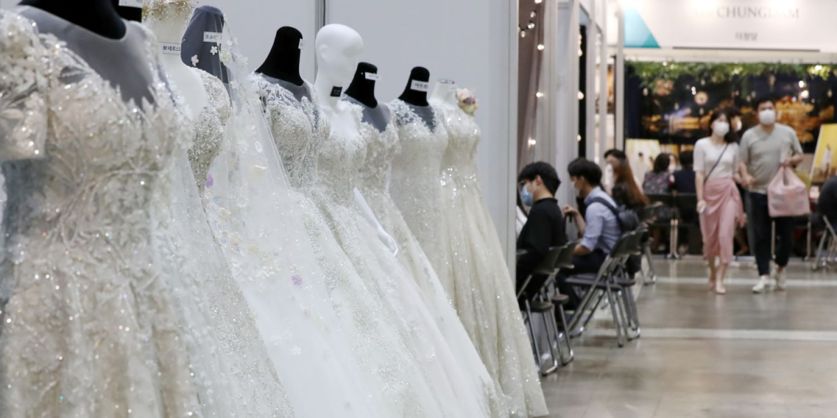 ▲서울 강남구에서 열린 한 웨딩박람회를 찾은 예비부부들이 상담을 받고 있다.  (뉴시스)