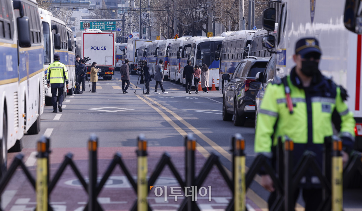 ▲윤석열 대통령 탄핵심판 선고기일을 하루 앞둔 3일 서울 종로구 헌법재판소 앞 일대에 경찰 차벽과 펜스 등이 설치돼 있다. 조현호 기자 hyunho@