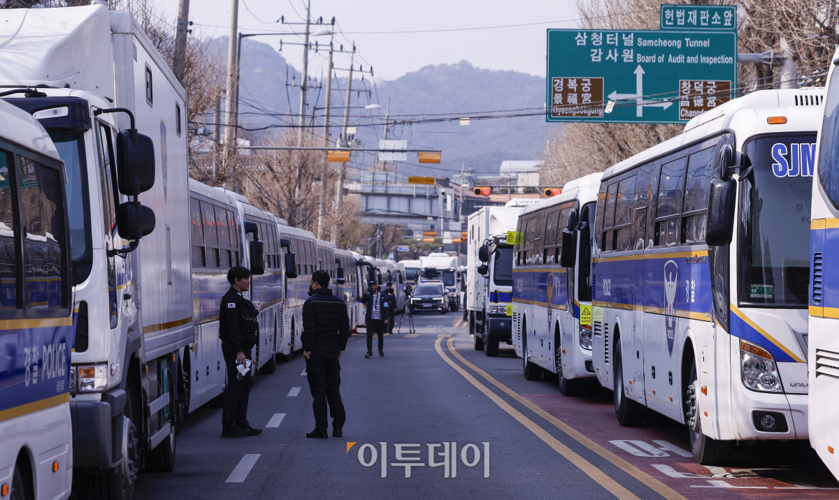 ▲윤석열 대통령 탄핵심판 선고기일을 하루 앞둔 3일 서울 종로구 헌법재판소 앞 일대에 경찰 차벽과 펜스 등이 설치돼 있다. 조현호 기자 hyunho@