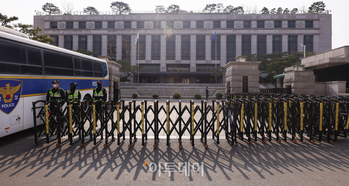▲윤석열 대통령 탄핵심판 선고기일을 하루 앞둔 3일 서울 종로구 헌법재판소 앞 일대에 경찰 차벽과 펜스 등이 설치돼 있다. 조현호 기자 hyunho@