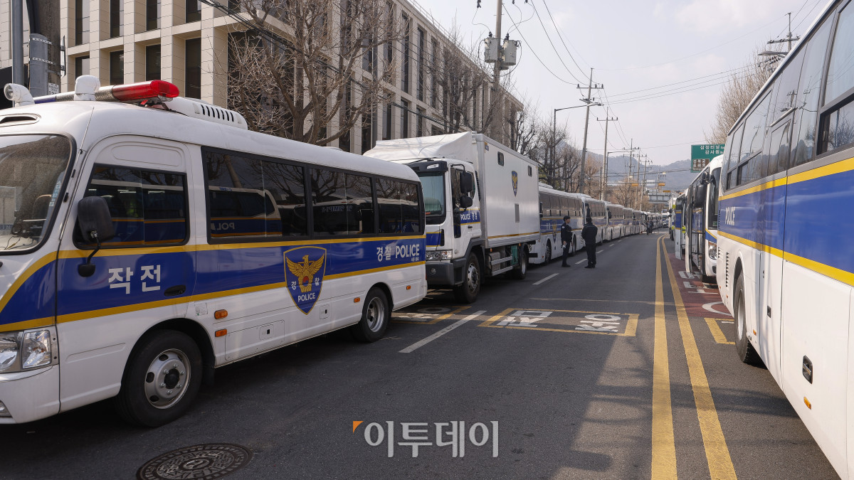 ▲윤석열 대통령 탄핵심판 선고기일을 하루 앞둔 3일 서울 종로구 헌법재판소 앞 일대에 경찰 차벽과 펜스 등이 설치돼 있다. 조현호 기자 hyunho@