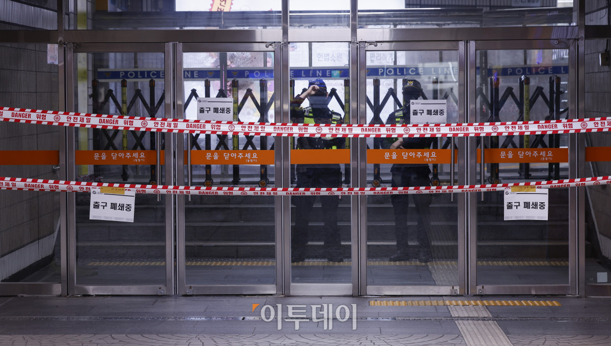 ▲윤석열 대통령 탄핵심판 선고기일을 하루 앞둔 3일 서울 지하철 3호선 안국역 출구가 폐쇄되어 있다. 조현호 기자 hyunho@