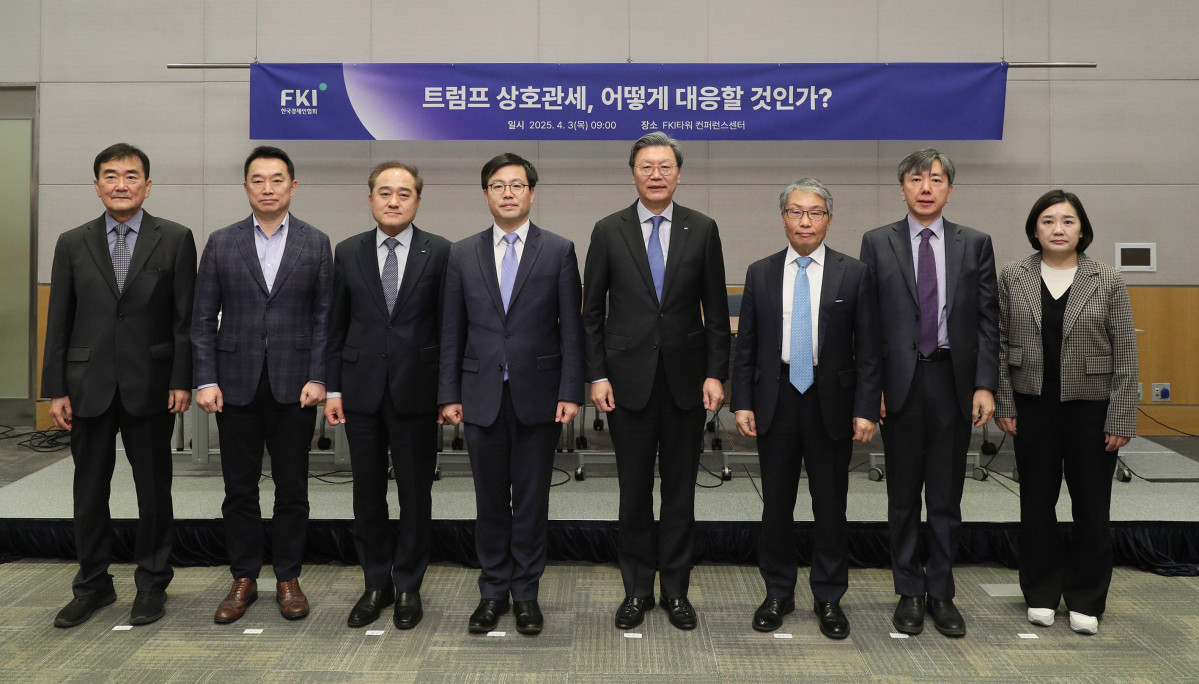 ▲김창범 한경협 부회장(왼쪽 다섯번째)을 비롯한 주요 내빈들이 3일 FKI타워 컨퍼런스센터에서 열린 '트럼프 상호관세, 어떻게 대응할 것인가?' 세미나에 참석해 기념촬영을 하고 있다. 사진 왼쪽부터 박인원 고려대 명예교수, 허윤 서강대 교수, 정철 한경협 CRO 겸 한경연 원장, 여한구 피터슨국제경제연구소 선임연구위원, 김창범 한경협 부회장, 최병일 태평양 통상전략혁신 허브 원장, 이재민 서울대 법학전문대학원장, 이윤희 포스코경영연구원 상무.  (한국경제인협회)