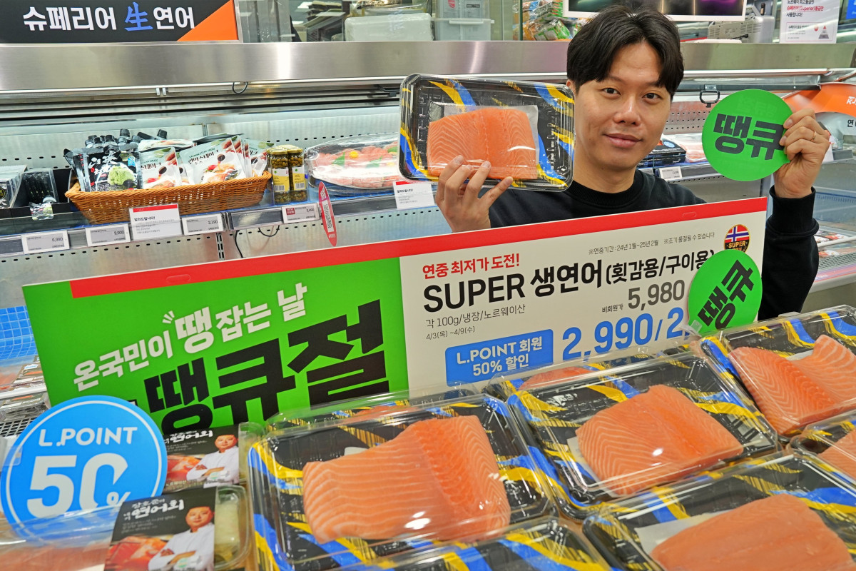 ▲롯데마트 제타플렉스 잠실점 수산코너에서 2990원 연어를 홍보하는 MD(상품기획자의)의 모습 (사진제공=롯데쇼핑)