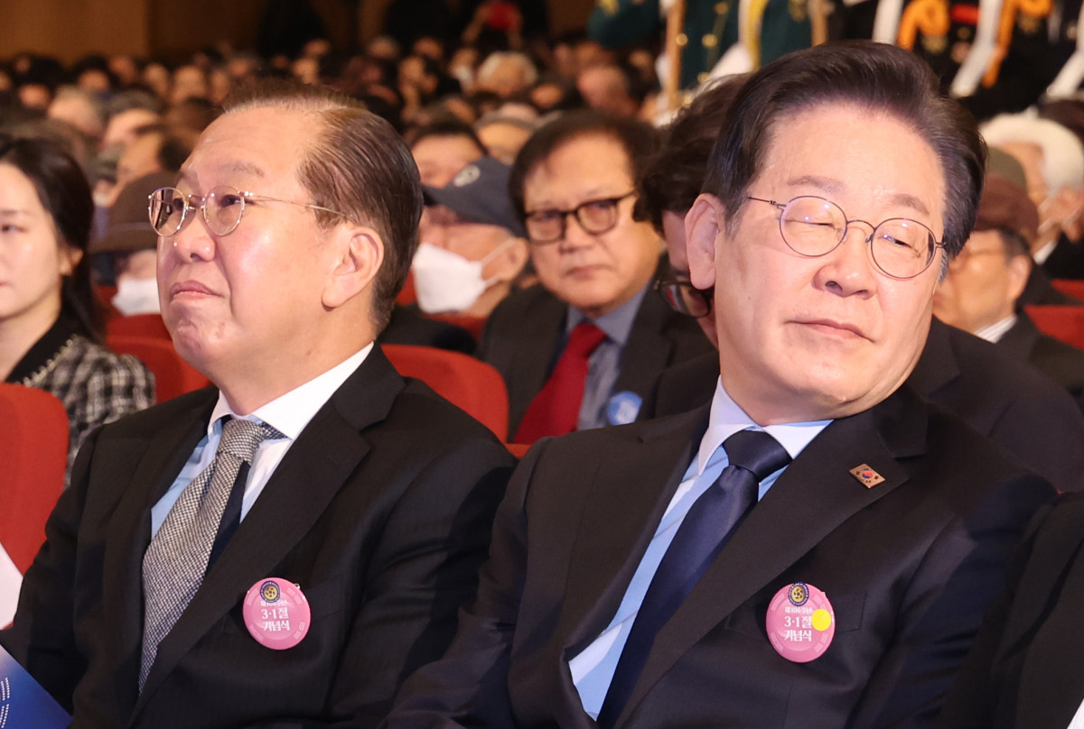 ▲권영세 국민의힘 비상대책위원장과 이재명 더불어민주당 대표가 1일 서울 중구 숭의여자대학교에서 열린 제106주년 3·1절 기념식에 참석하고 있다. 2025.03.01.  (뉴시스)