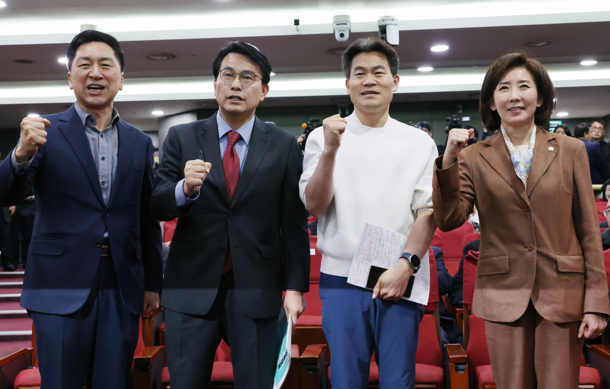 ▲김기현(왼쪽부터), 윤상현 국민의힘 의원과 나경원(오른쪽) 의원이 19일 오후 서울 여의도 국회 의원회관에서 열린 '글로벌 체제 전쟁 대한민국은 어디로?' 미래자유연대 국민 대토론회에서 한국사 강사 전한길 씨와 기념촬영하고 있다. 2025.03.19.  (뉴시스)