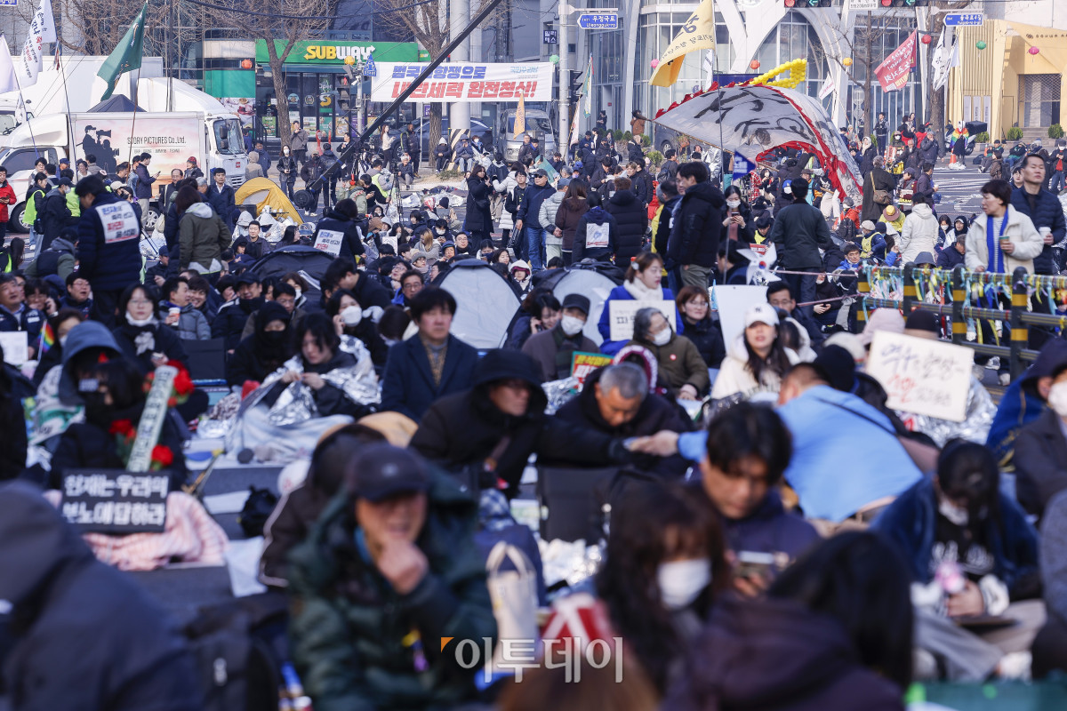 ▲윤석열 대통령 탄핵심판 선고기일인 4일 서울 종로구 안국역 일대에서 윤 대통령의 탄핵을 촉구하는 시민들이 헌법재판소의 탄핵심판 선고를 기다리고 있다. 헌재는 이날 오전 11시 대심판정에서 윤 대통령 탄핵심판의 결정을 선고한다. 조현호 기자 hyunho@