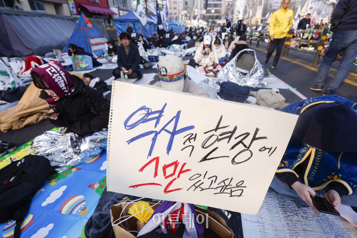 ▲윤석열 대통령 탄핵심판 선고기일인 4일 서울 종로구 안국역 일대에서 윤 대통령의 탄핵을 촉구하는 시민들이 헌법재판소의 탄핵심판 선고를 기다리고 있다. 헌재는 이날 오전 11시 대심판정에서 윤 대통령 탄핵심판의 결정을 선고한다. 조현호 기자 hyunho@