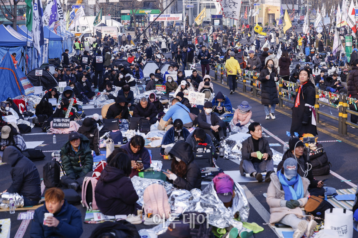 ▲윤석열 대통령 탄핵심판 선고기일인 4일 서울 종로구 안국역 일대에서 윤 대통령의 탄핵을 촉구하는 시민들이 헌법재판소의 탄핵심판 선고를 기다리고 있다. 헌재는 이날 오전 11시 대심판정에서 윤 대통령 탄핵심판의 결정을 선고한다. 조현호 기자 hyunho@