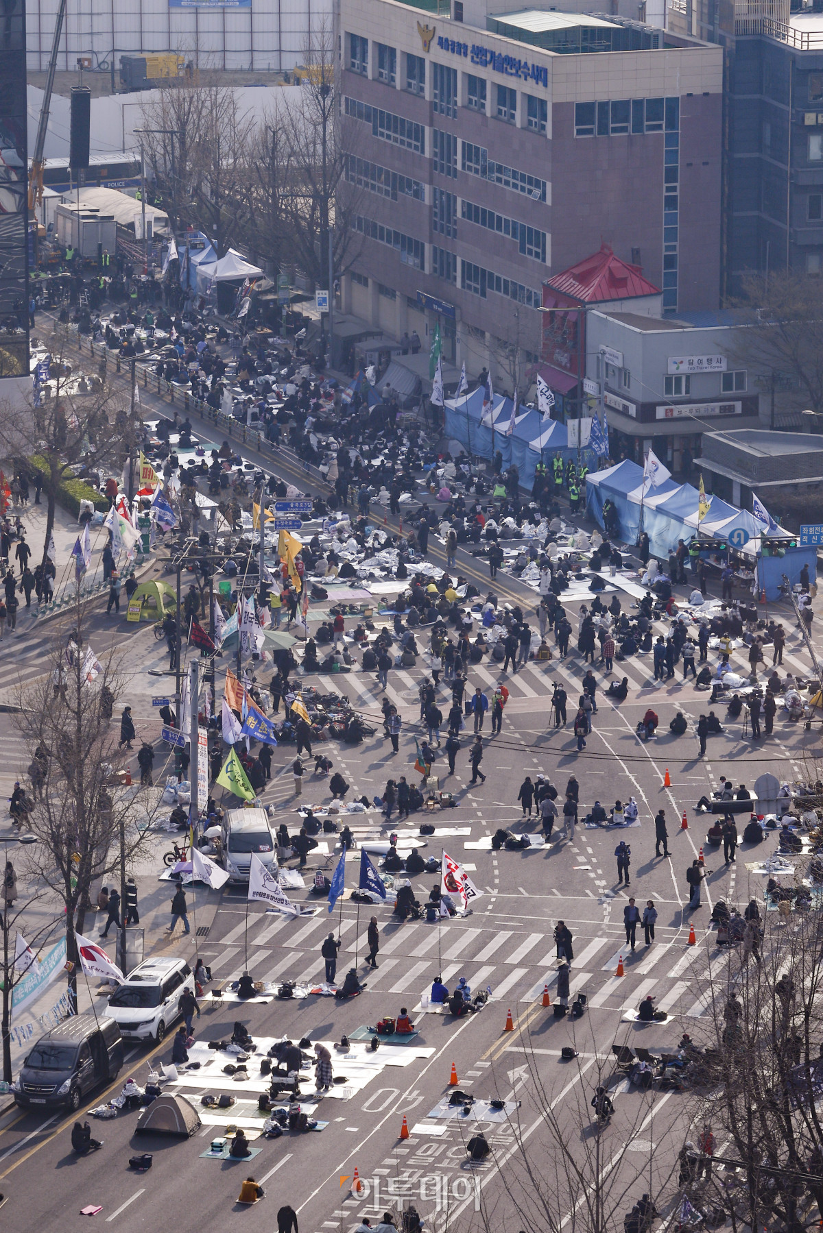 ▲윤석열 대통령 탄핵심판 선고기일인 4일 서울 종로구 안국역 일대에서 윤 대통령의 탄핵을 촉구하는 시민들이 헌법재판소의 탄핵심판 선고를 기다리고 있다. 헌재는 이날 오전 11시 대심판정에서 윤 대통령 탄핵심판의 결정을 선고한다. 조현호 기자 hyunho@
