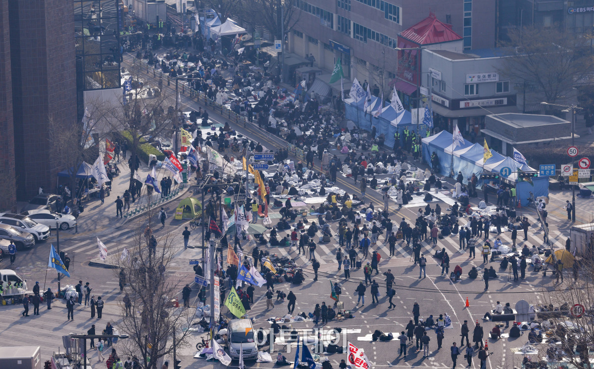 ▲윤석열 대통령 탄핵심판 선고기일인 4일 서울 종로구 안국역 일대에서 윤 대통령의 탄핵을 촉구하는 시민들이 헌법재판소의 탄핵심판 선고를 기다리고 있다. 헌재는 이날 오전 11시 대심판정에서 윤 대통령 탄핵심판의 결정을 선고한다. 조현호 기자 hyunho@