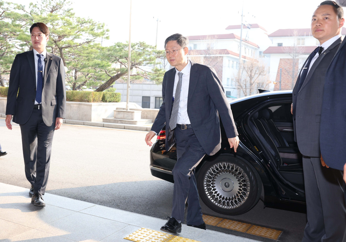 ▲윤석열 대통령의 탄핵심판 선고일인 4일 서울 종로구 헌법재판소로 문형배 헌법재판소장 권한대행이 출근하고 있다. 신태현 기자 holjjak@