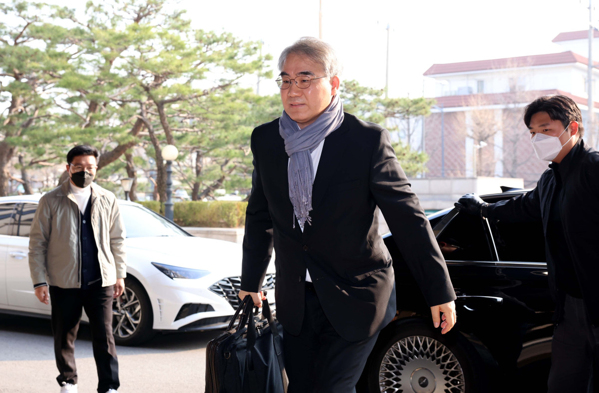 ▲윤석열 대통령의 탄핵심판 선고일인 4일 서울 종로구 헌법재판소로 조한창 헌법재판관이 출근하고 있다. 신태현 기자 holjjak@