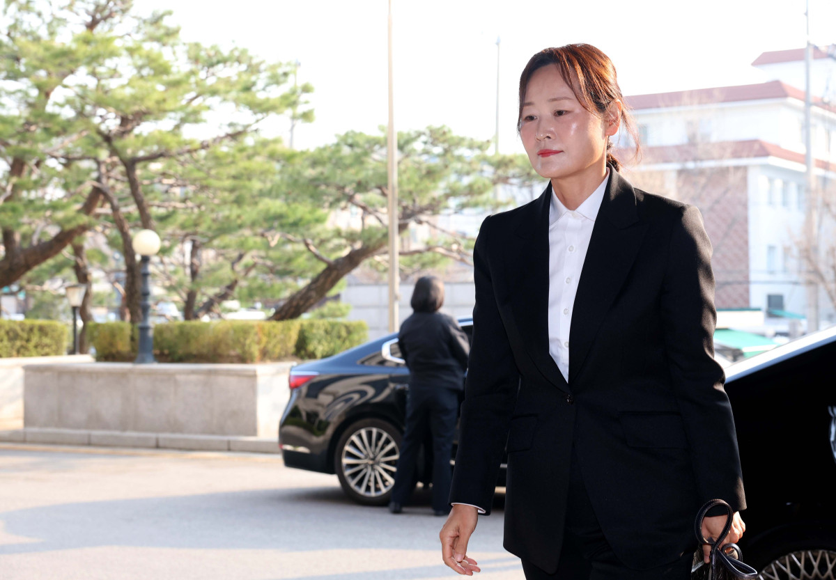 ▲윤석열 대통령의 탄핵심판 선고일인 4일 서울 종로구 헌법재판소로 정정미 헌법재판관이 출근하고 있다. 신태현 기자 holjjak@