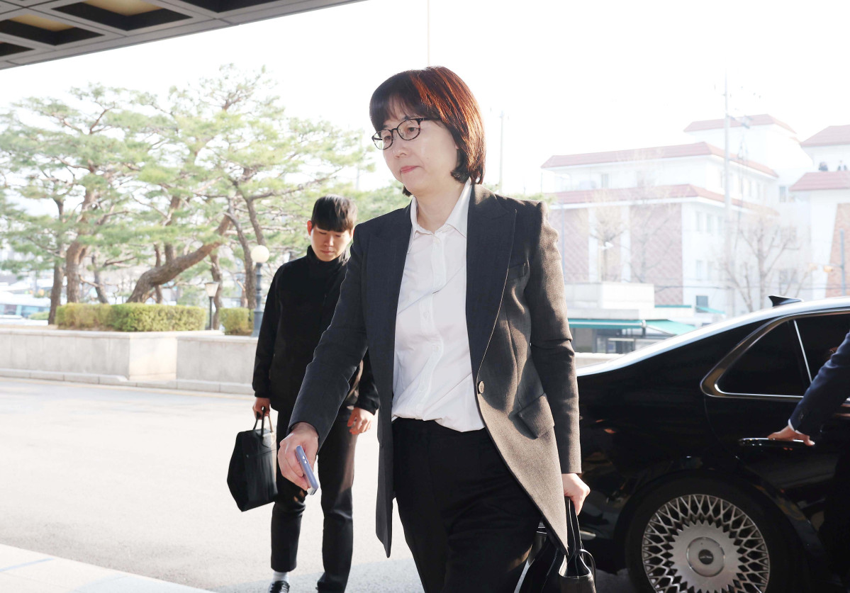 ▲윤석열 대통령의 탄핵심판 선고일인 4일 서울 종로구 헌법재판소로 이미선 헌법재판관이 출근하고 있다.  신태현 기자 holjjak@