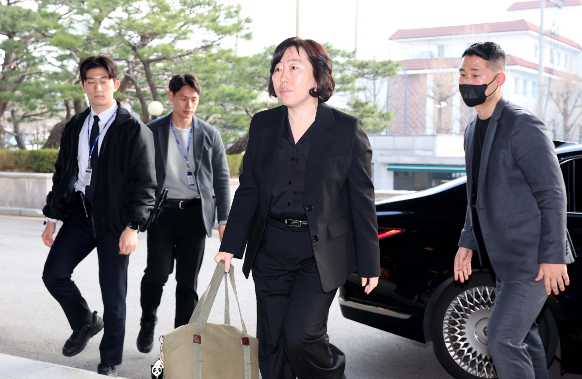 ▲윤석열 대통령의 탄핵심판 선고일인 4일 서울 종로구 헌법재판소로 정계선 헌법재판관이 출근하고 있다.  신태현 기자 holjjak@