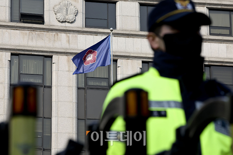 ▲윤석열 대통령 탄핵 심판 선고일인 4일 오전 서울 종로구 헌법재판소 정문에서 경찰 병력이 출입을 통제하고 있다. 신태현 기자 holjjak@