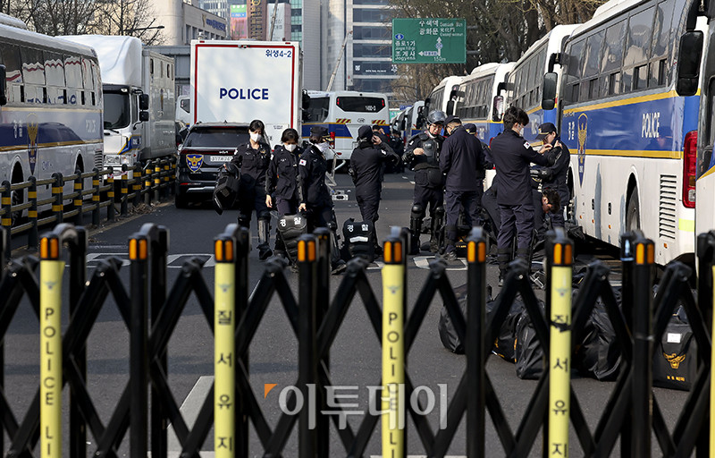 ▲윤석열 대통령 탄핵 심판 선고일인 4일 오전 서울 종로구 헌법재판소 인근에서 경찰 병력이 방호복을 착용하고 있다. 신태현 기자 holjjak@
