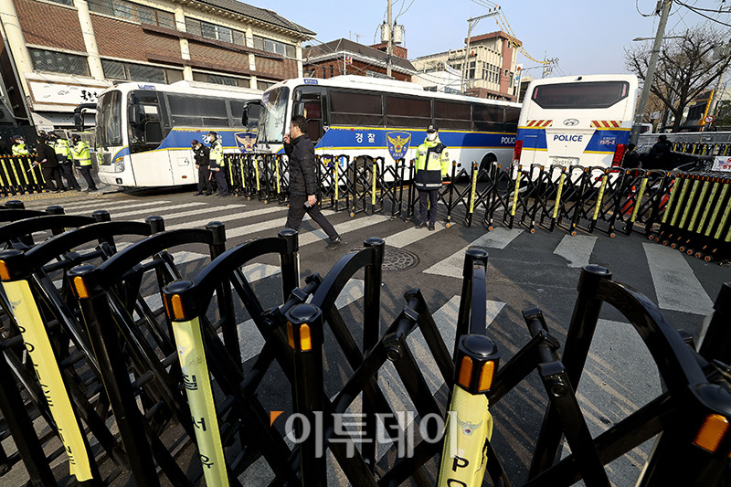 ▲윤석열 대통령 탄핵 심판 선고일인 4일 오전 서울 종로구 헌법재판소 인근 거리 통행이 통제되고 있다. 신태현 기자 holjjak@