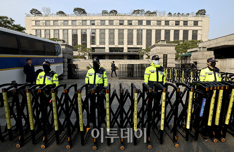 ▲윤석열 대통령 탄핵 심판 선고일인 4일 오전 서울 종로구 헌법재판소 정문에서 경찰 병력이 출입을 통제하고 있다. 신태현 기자 holjjak@