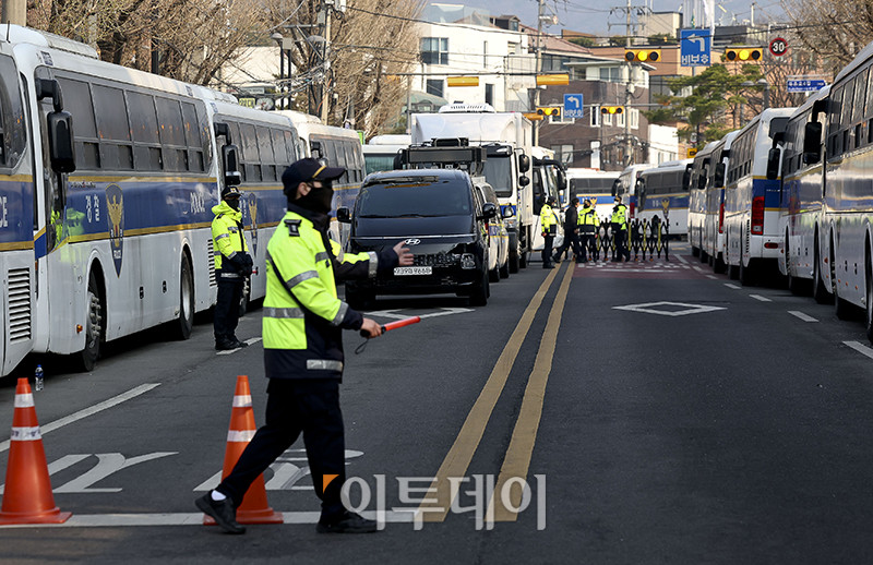 ▲윤석열 대통령 탄핵 심판 선고일인 4일 오전 서울 종로구 헌법재판소 인근 거리 통행이 통제되고 있다. 신태현 기자 holjjak@